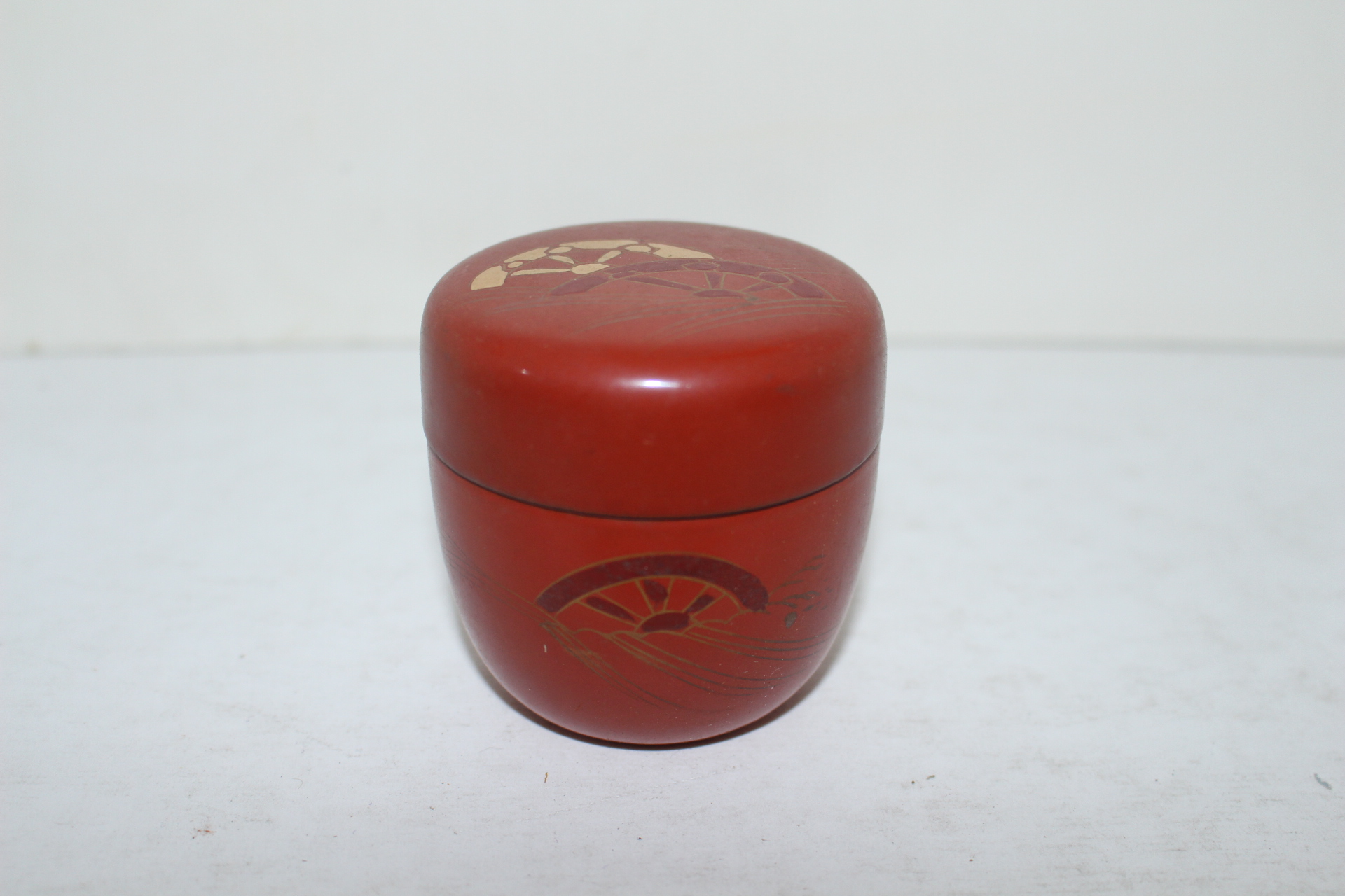 나무에 옷칠이된 금채바퀴문 말차통