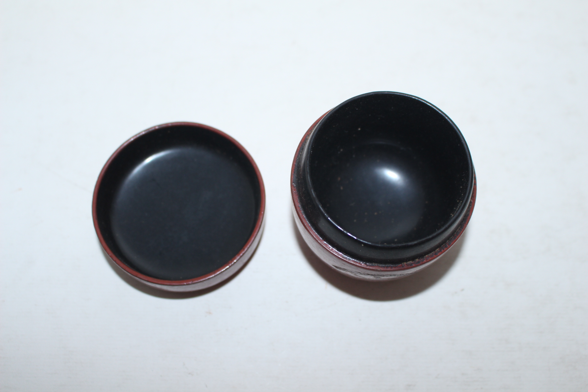 나무에 옷칠이된 금채바퀴문 말차통