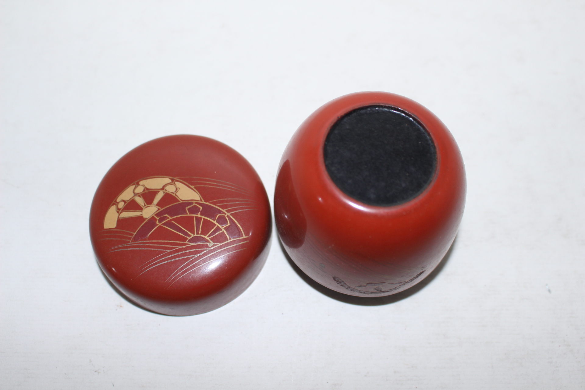 나무에 옷칠이된 금채바퀴문 말차통