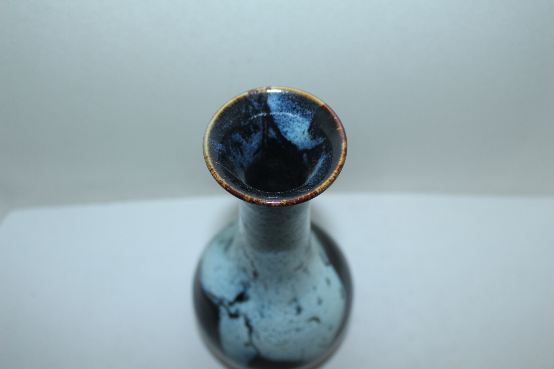 유약흘림이 좋은 청자 주병