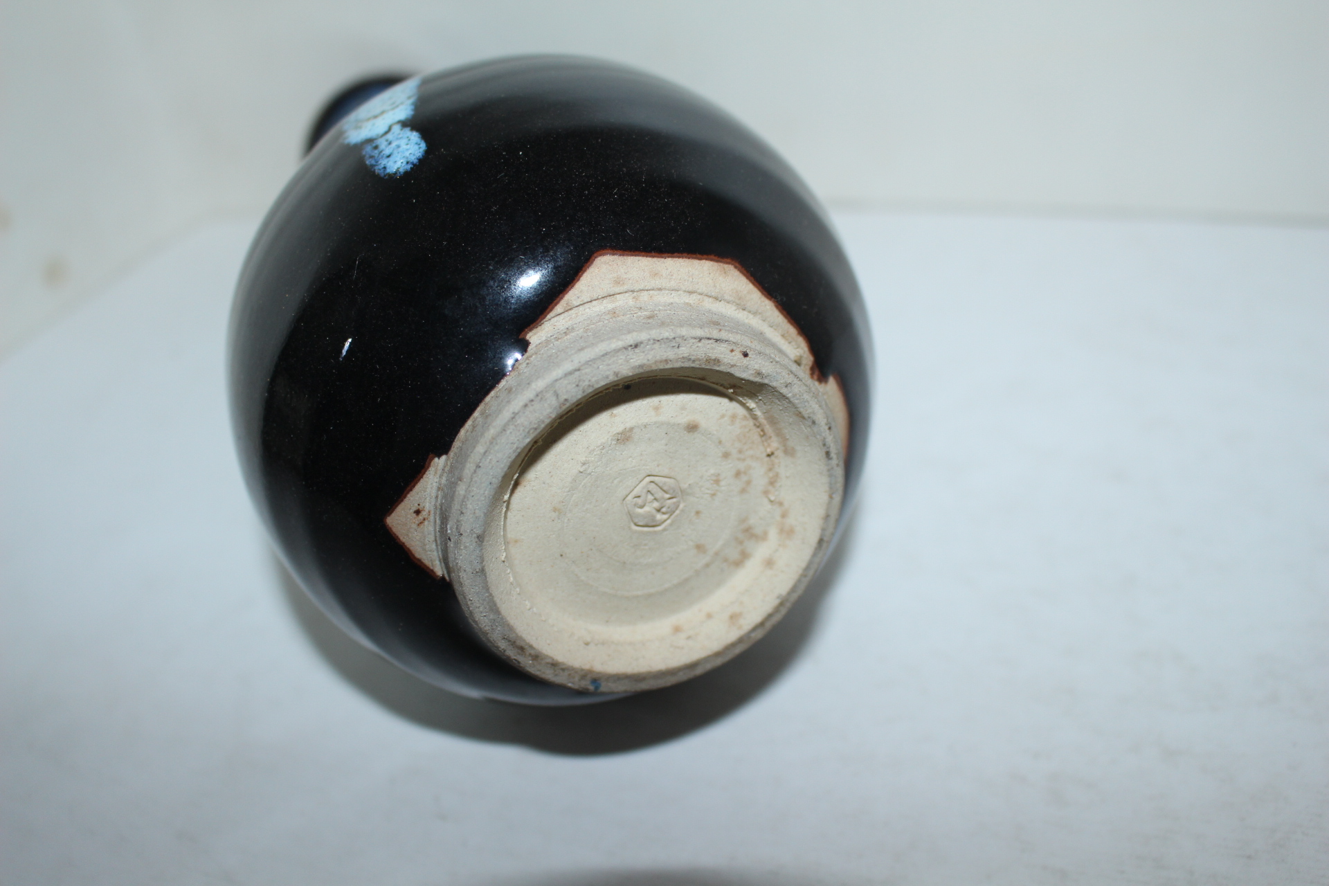 유약흘림이 좋은 청자 주병