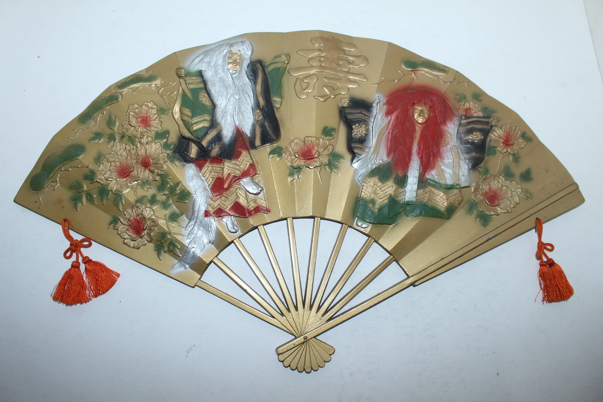 묵직한 금속재질로된 부채모양 부조판