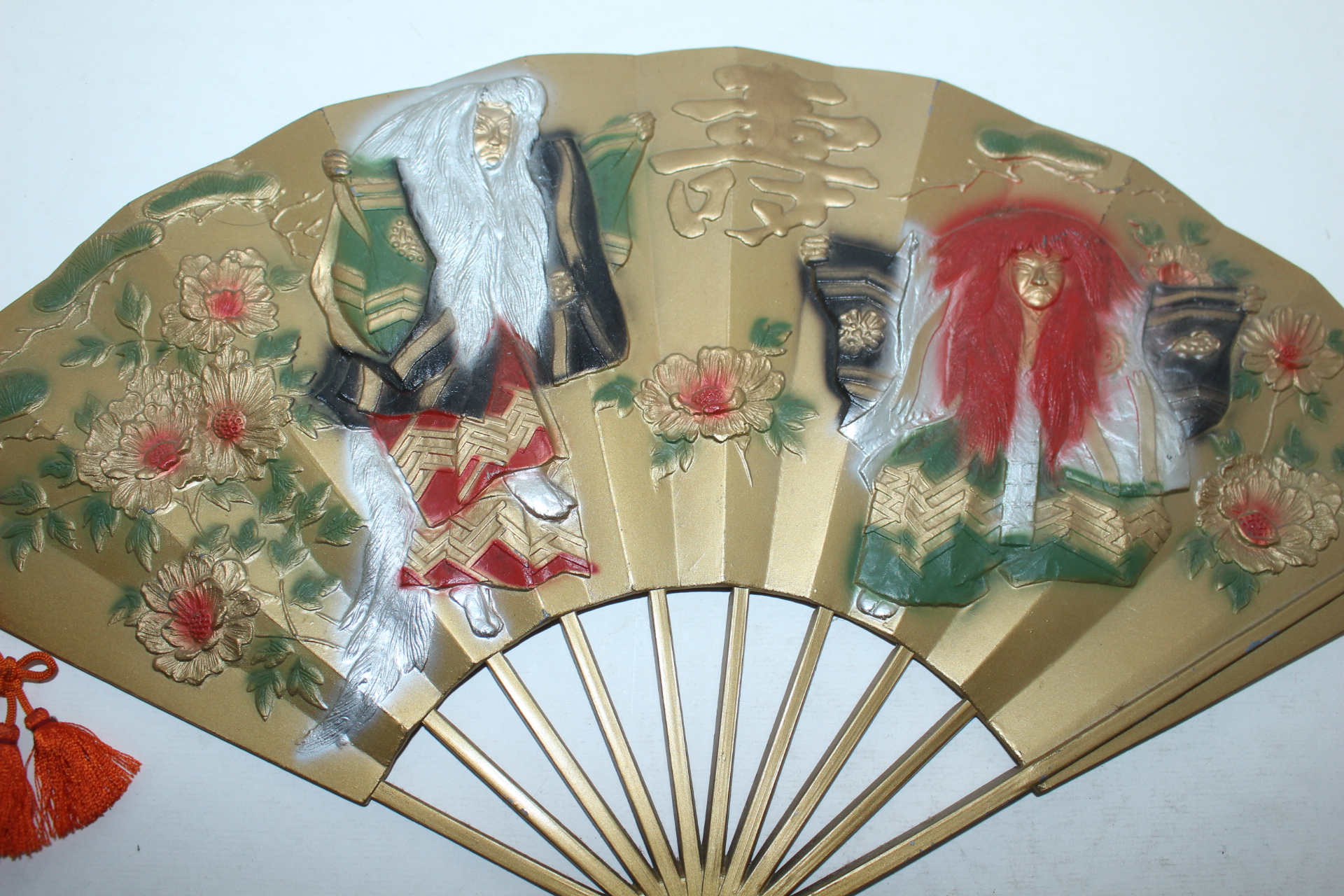 묵직한 금속재질로된 부채모양 부조판