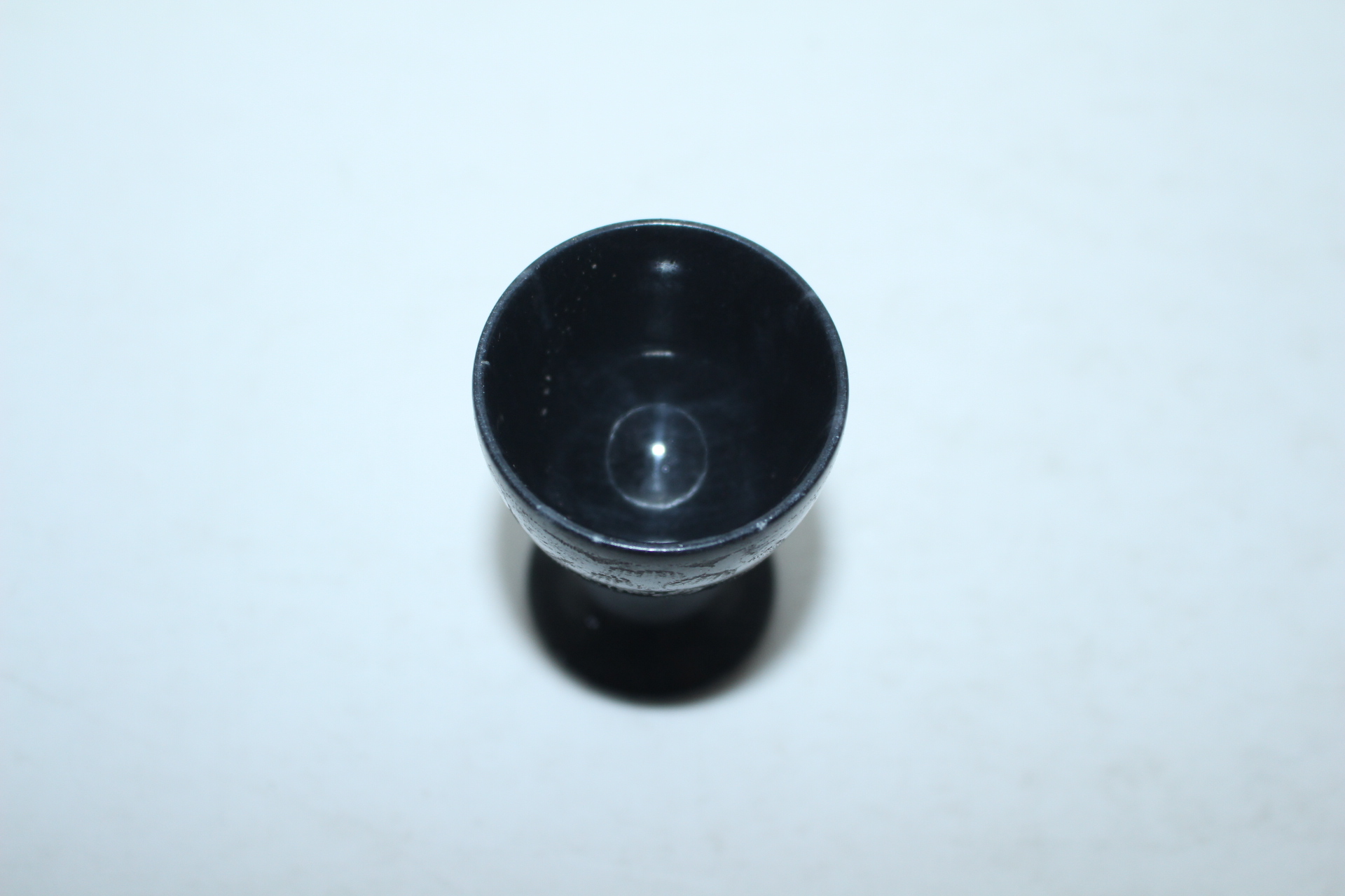 오석계열의 돌에 화문이 조각된 잔