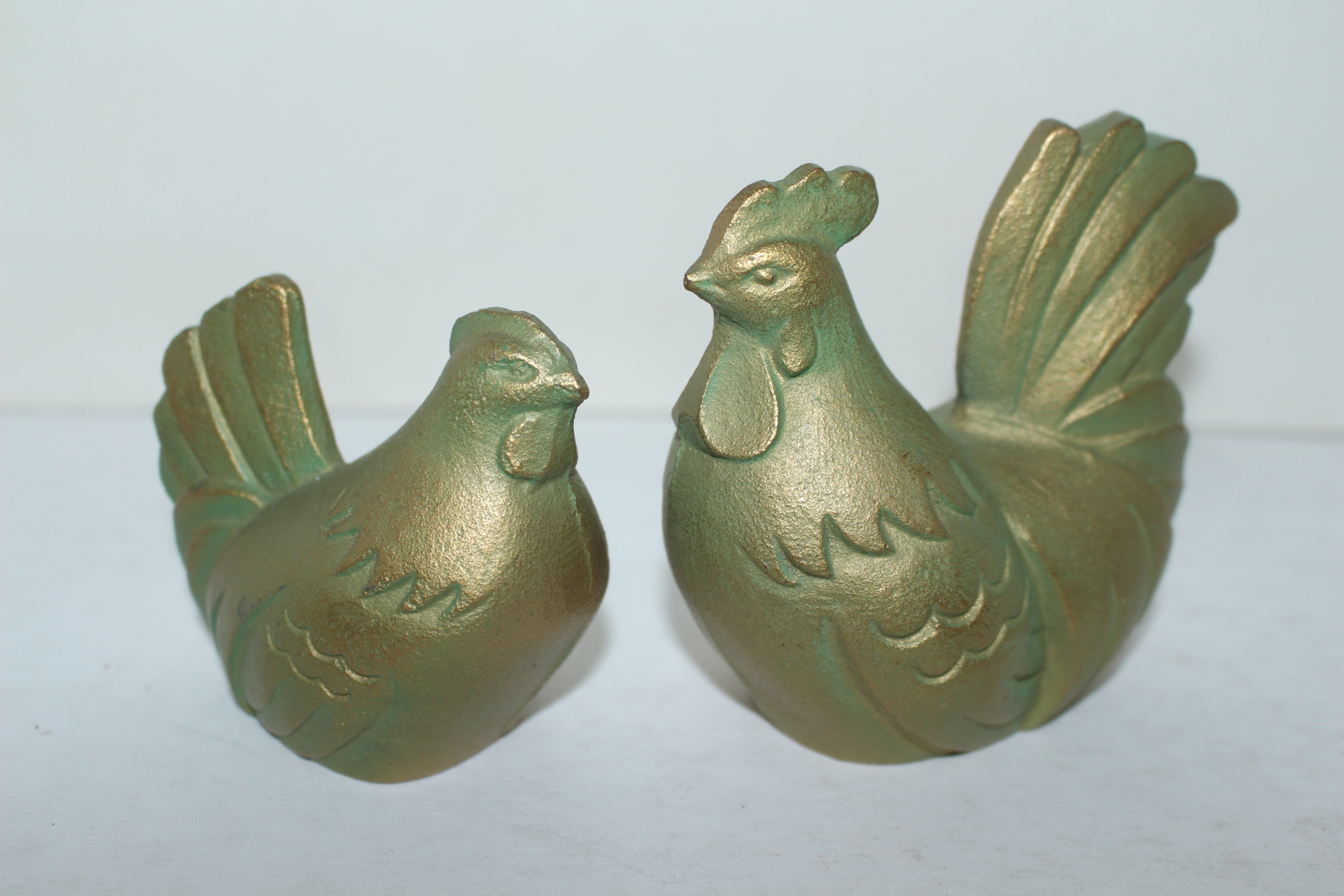 묵직한 무쇠통으로된 닭 조각상 2점