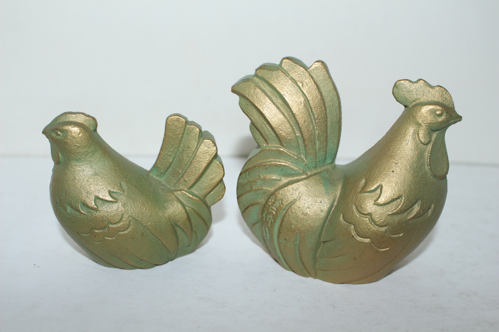 묵직한 무쇠통으로된 닭 조각상 2점