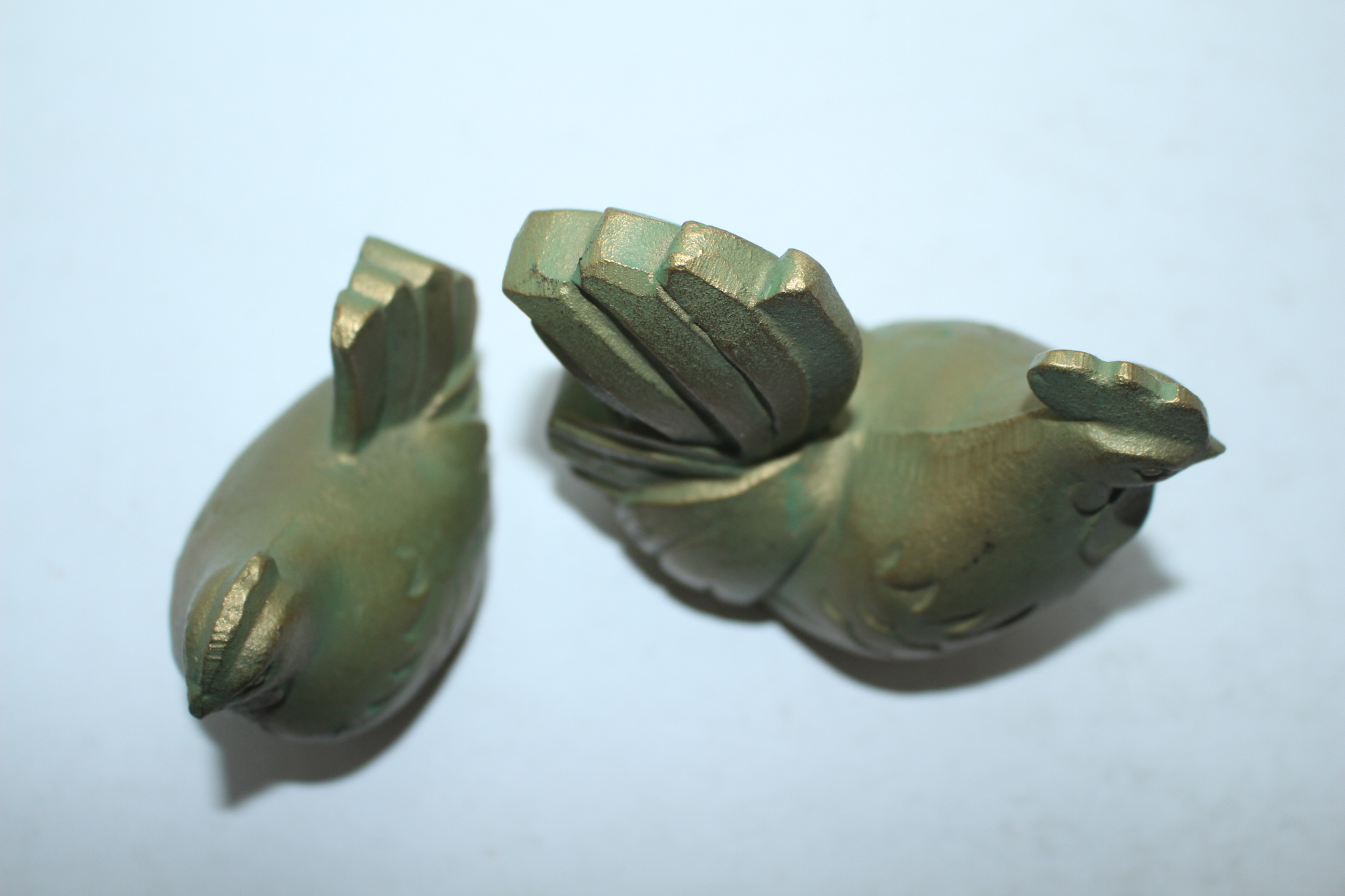 묵직한 무쇠통으로된 닭 조각상 2점