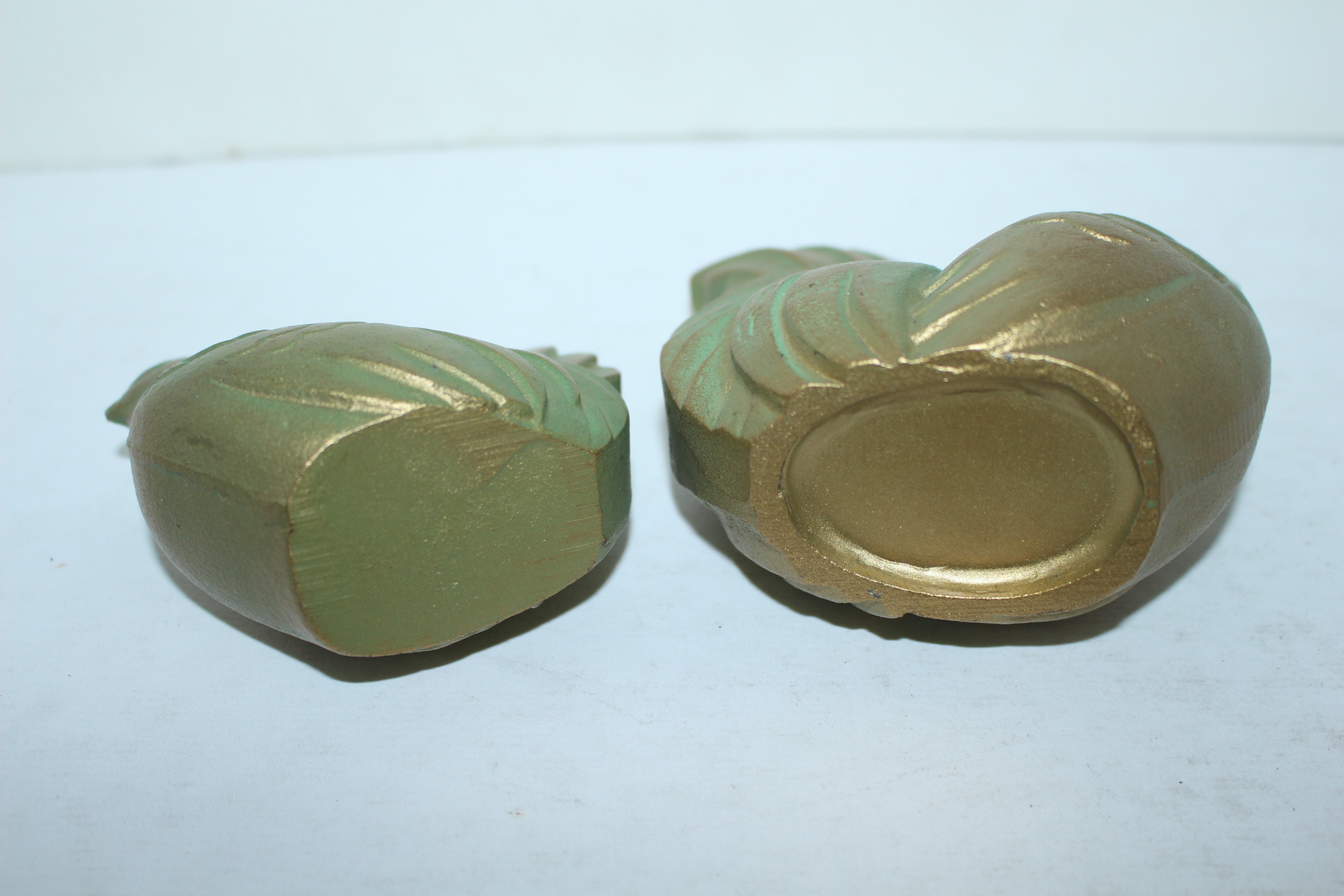 묵직한 무쇠통으로된 닭 조각상 2점