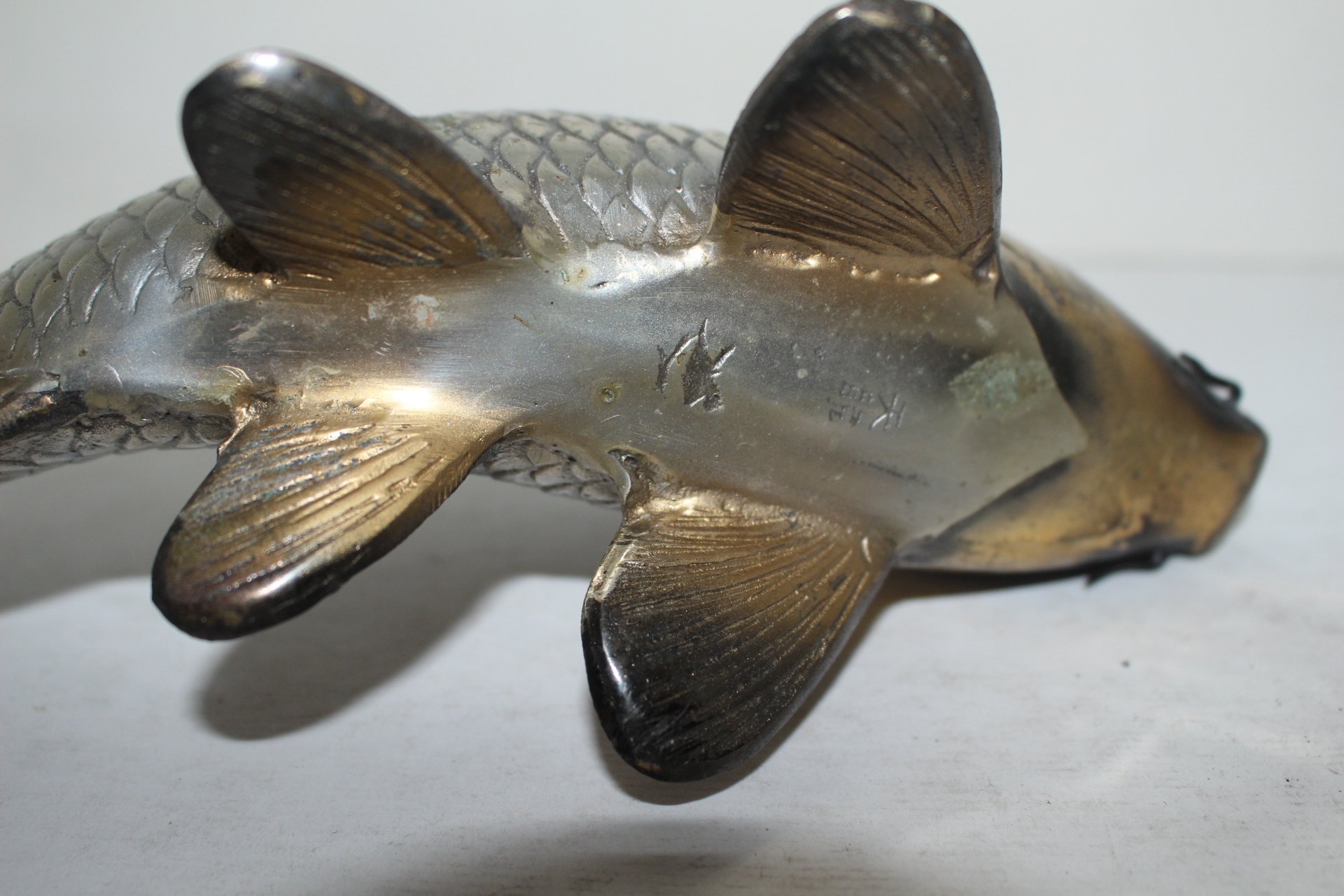 묵직한 청동으로된 작가의 작품인 물고기 조각상