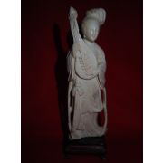 상아로된 비파치는 여인 조각상