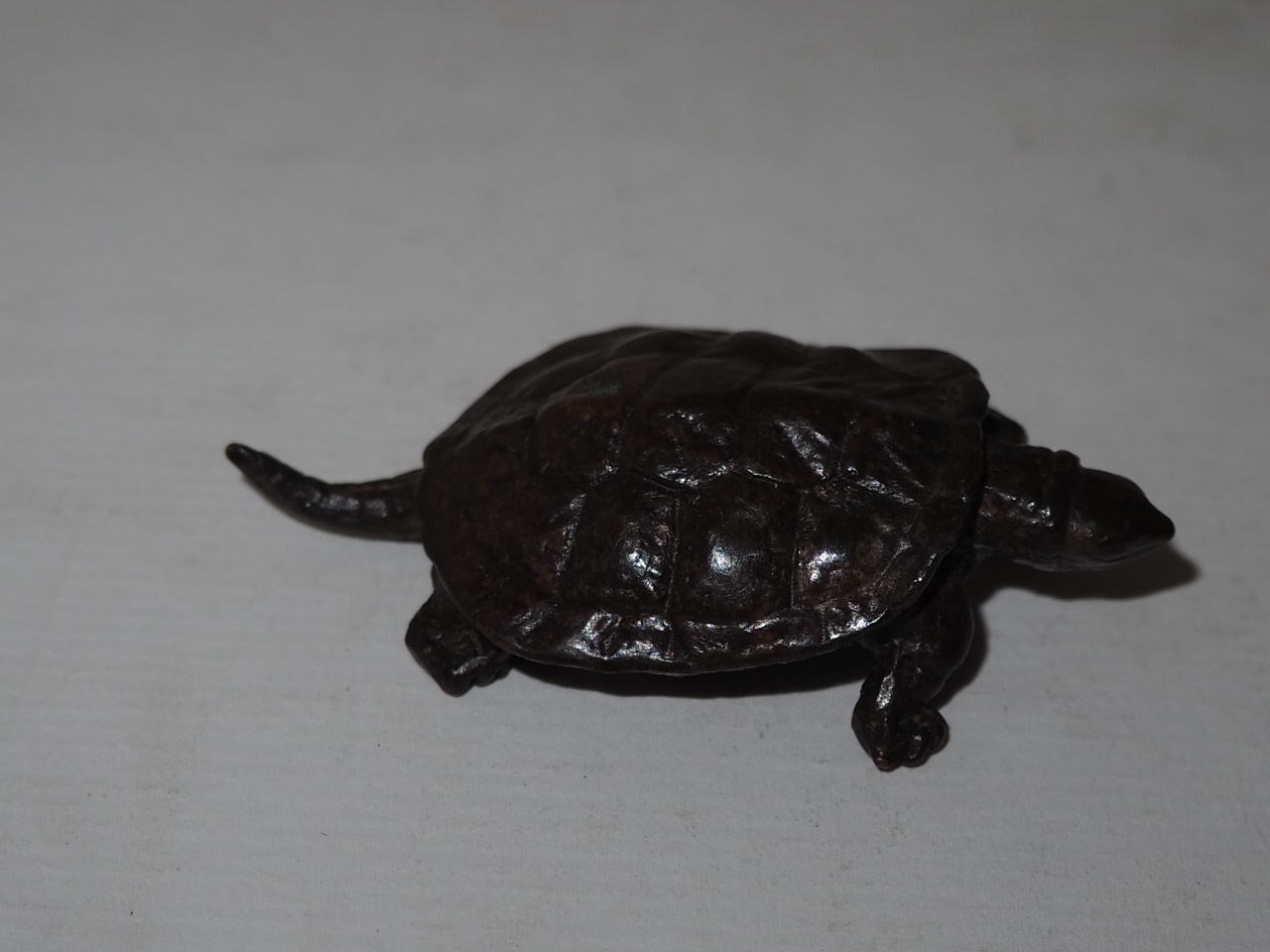 청동으로된 거북이 조각