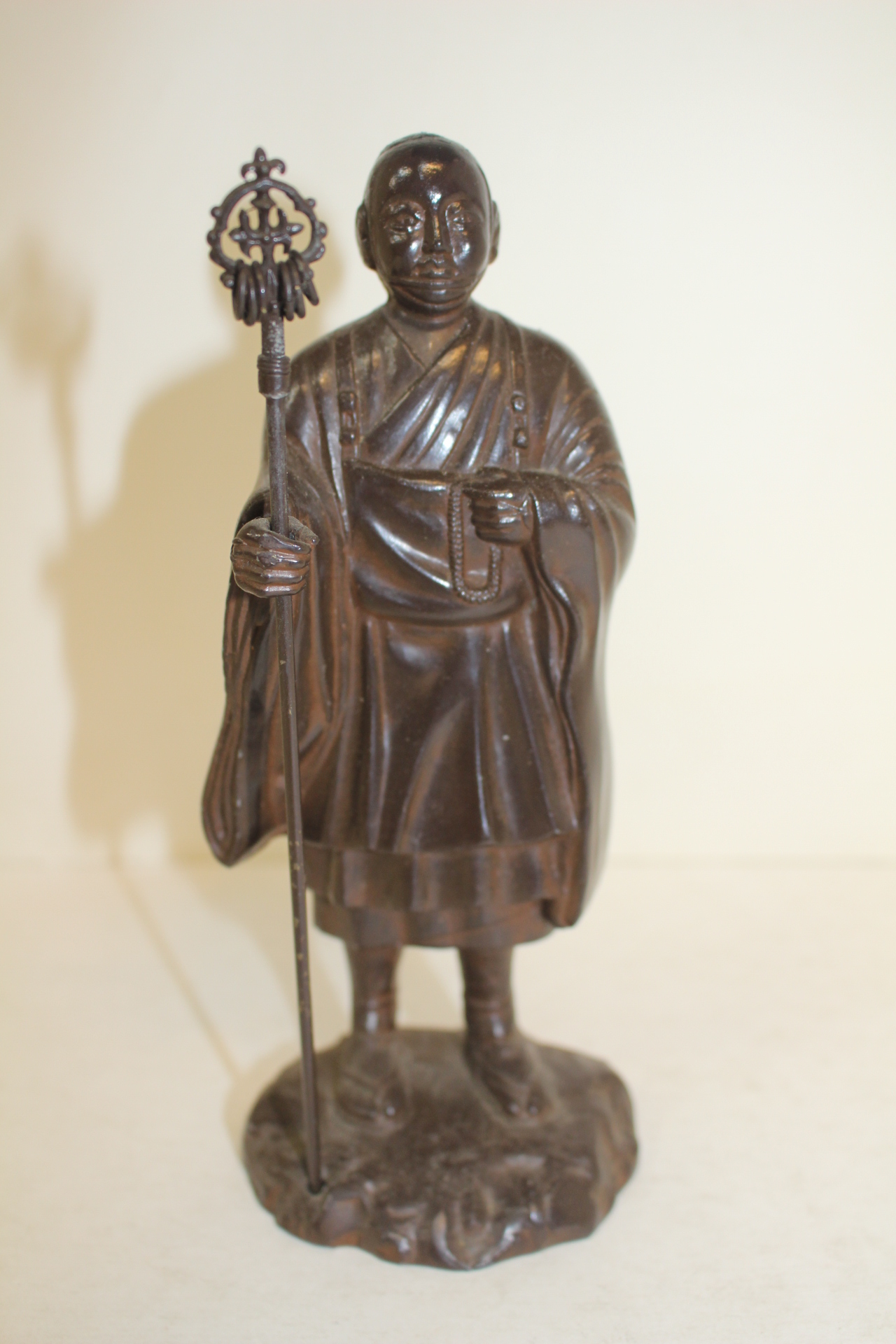 묵직한 주석재질로된 스님 조각상