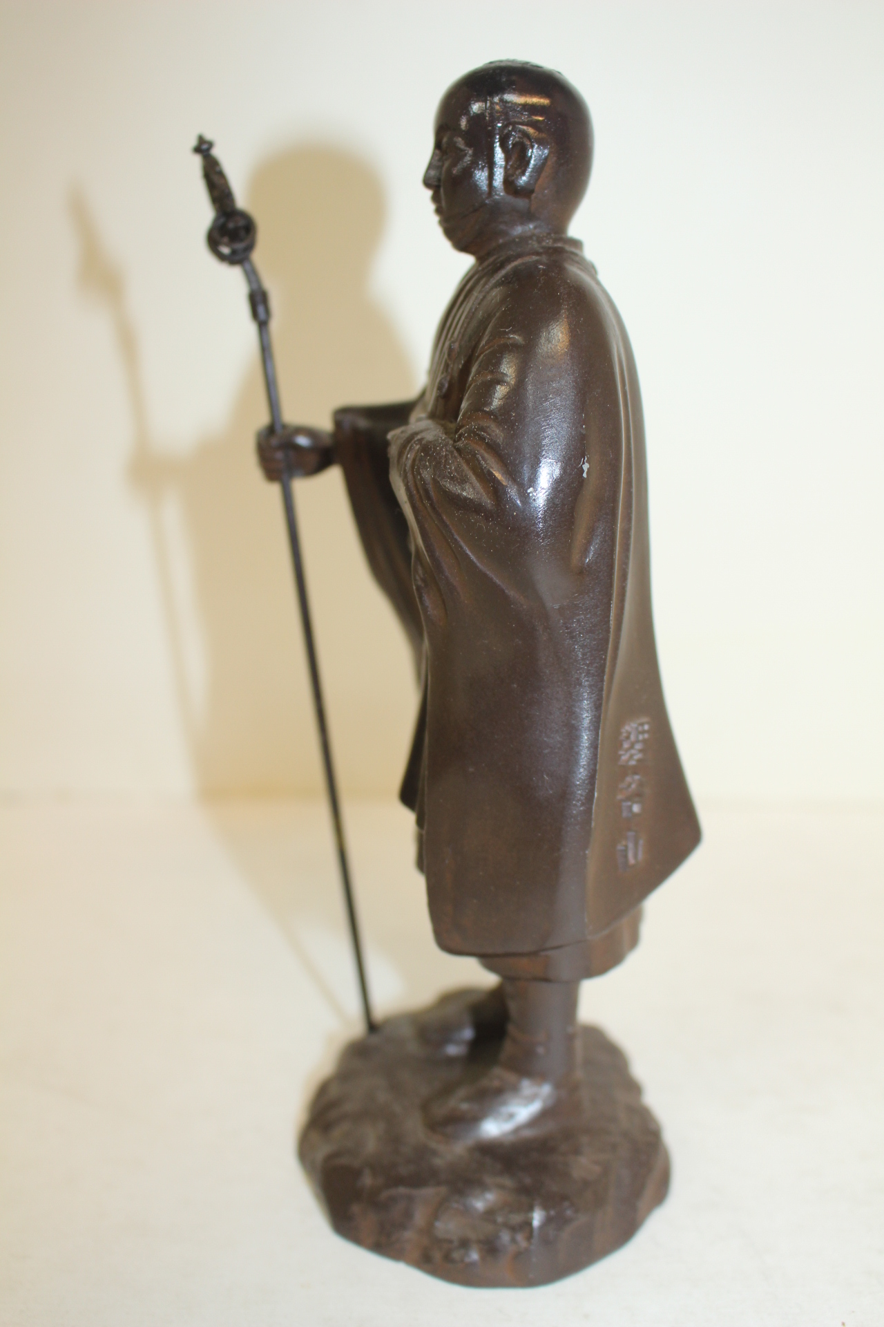 묵직한 주석재질로된 스님 조각상