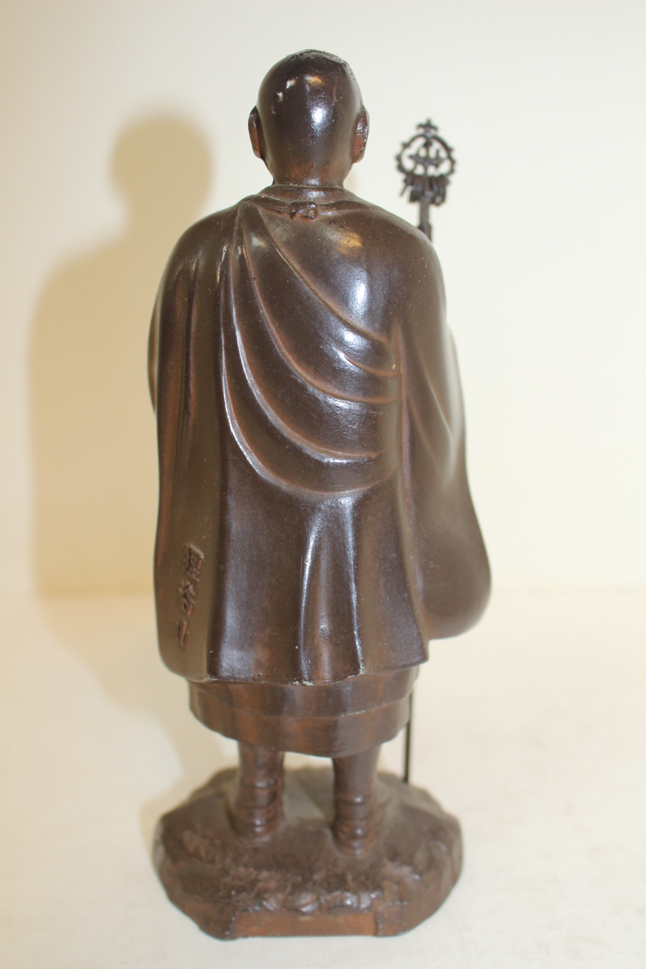 묵직한 주석재질로된 스님 조각상