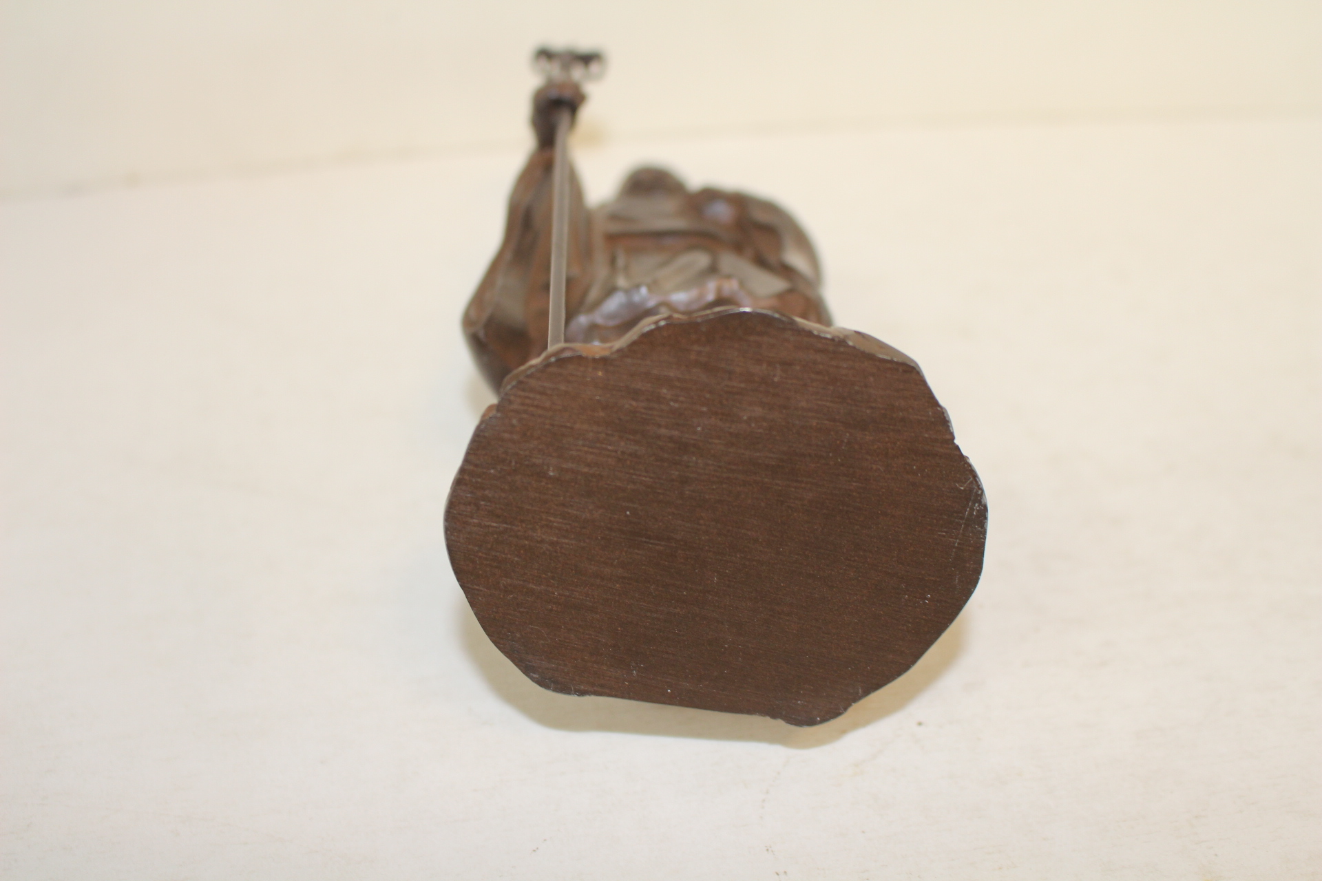 묵직한 주석재질로된 스님 조각상