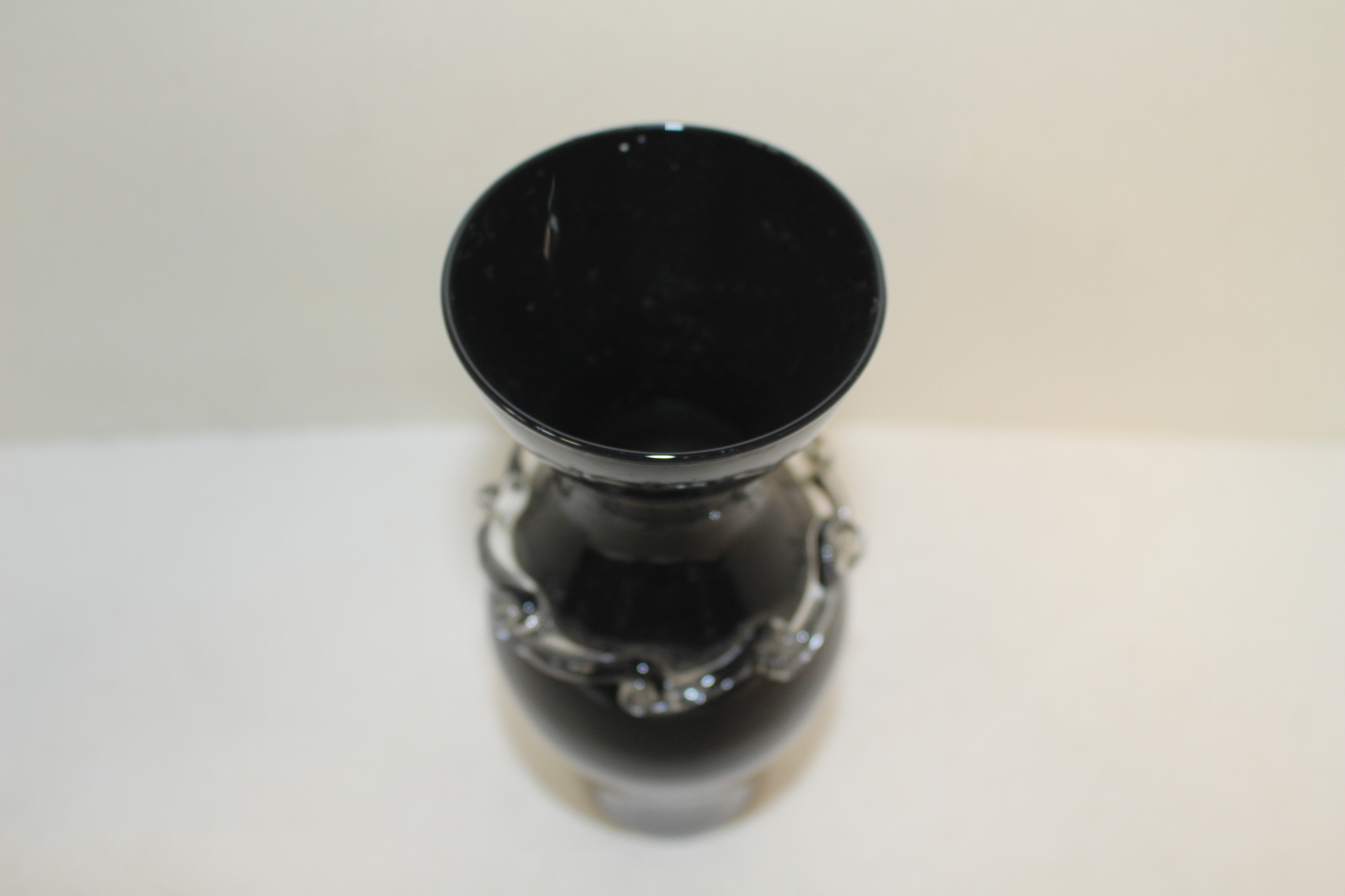 검은빛깔의 채색유리로된 호