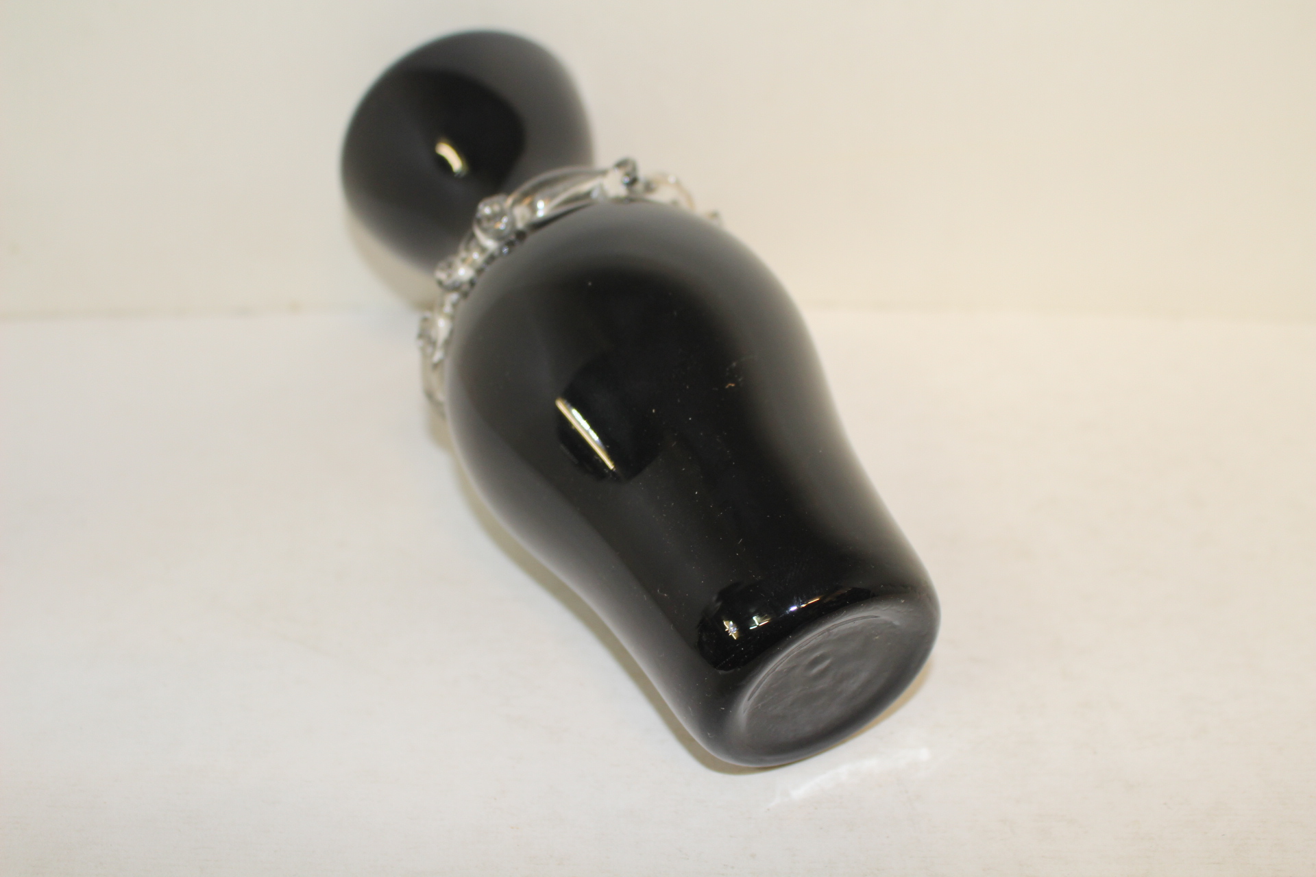 검은빛깔의 채색유리로된 호