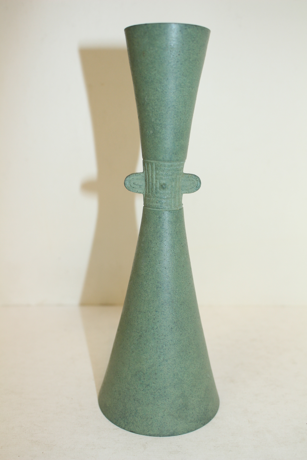 금속재질로된 이귀 화병