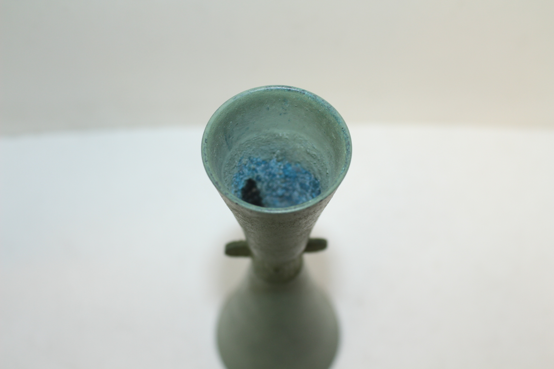 금속재질로된 이귀 화병