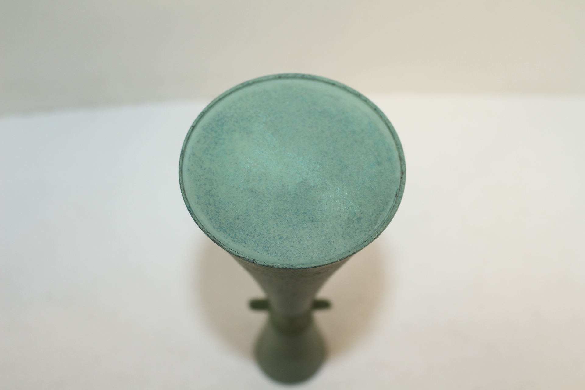 금속재질로된 이귀 화병