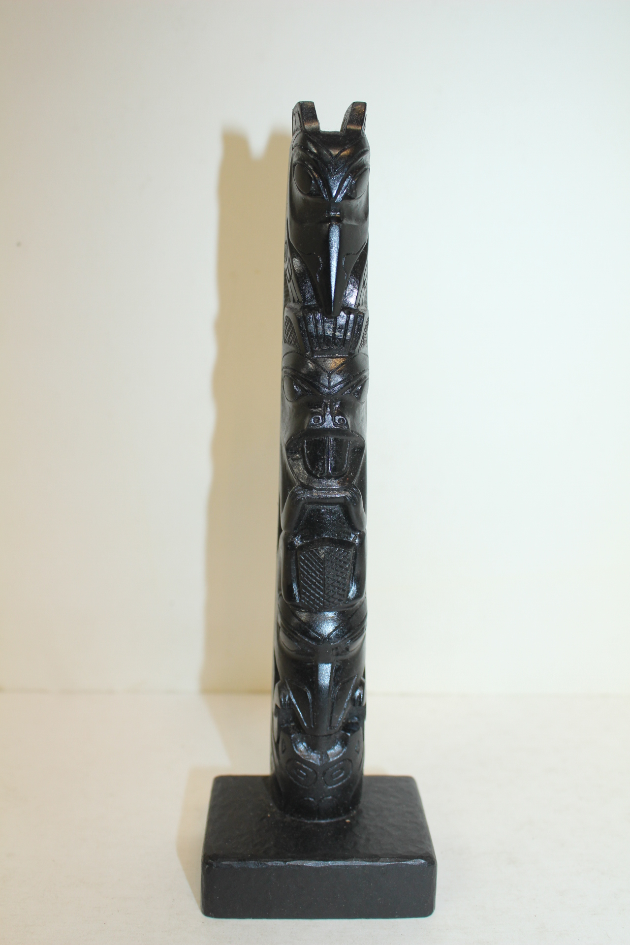 외국산 귀면조각이 있는 조각상