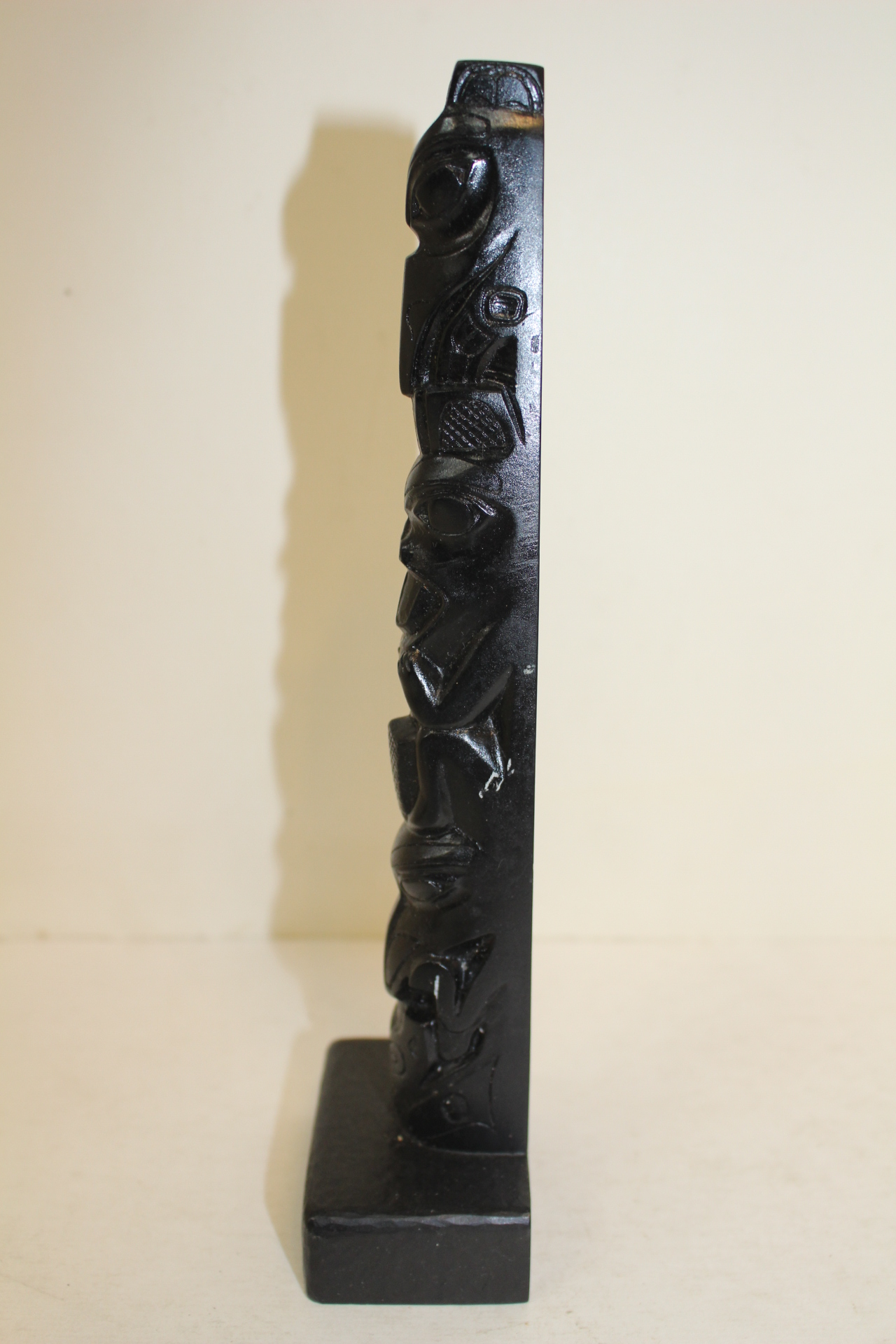 외국산 귀면조각이 있는 조각상