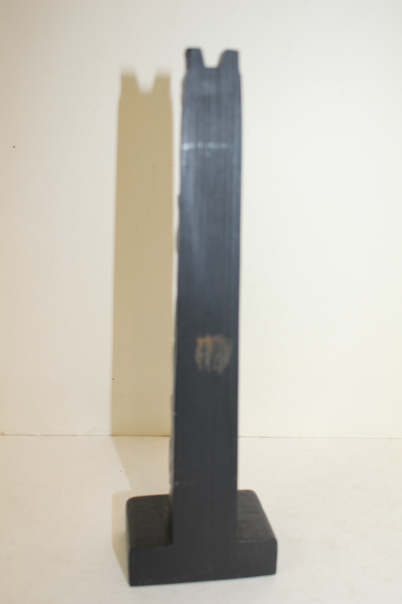 외국산 귀면조각이 있는 조각상