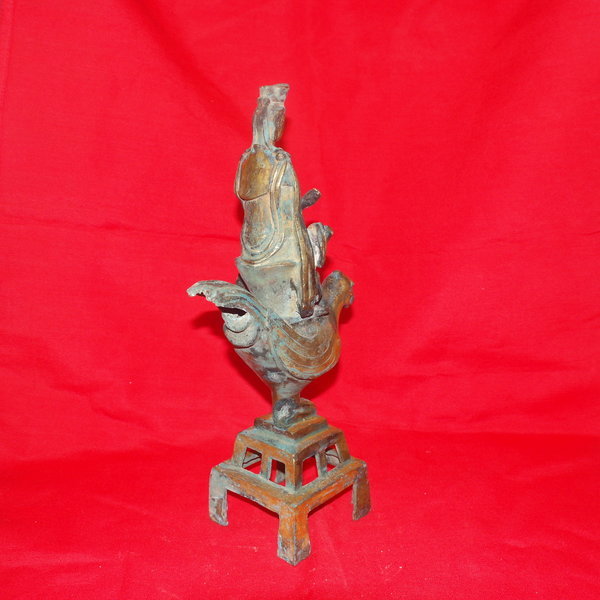 청동으로된 비익조를탄 금동불