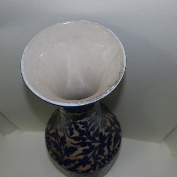 표면을깍아 조각한 청자화문 대호