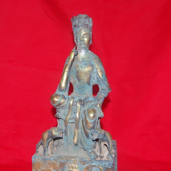 청동으로된 금동 좌불상