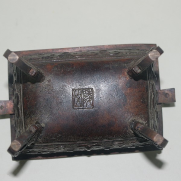 청동으로된 사족이귀해태용향로