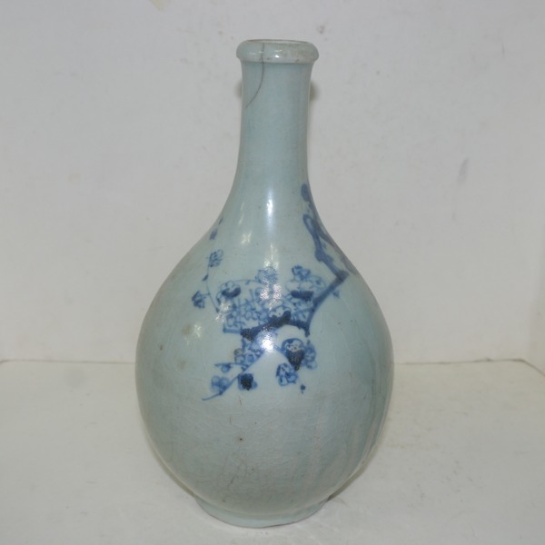150년이상된 청화백자매화문 주병