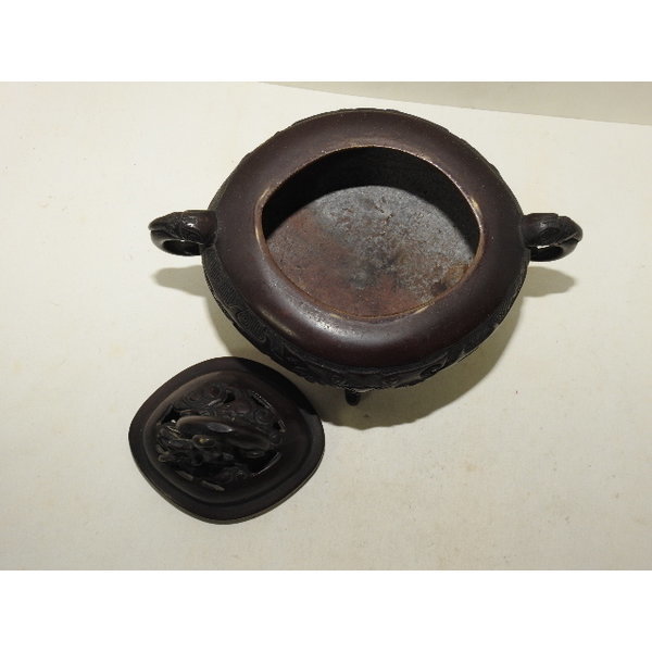 청동으로된 용형이귀 삼족향로