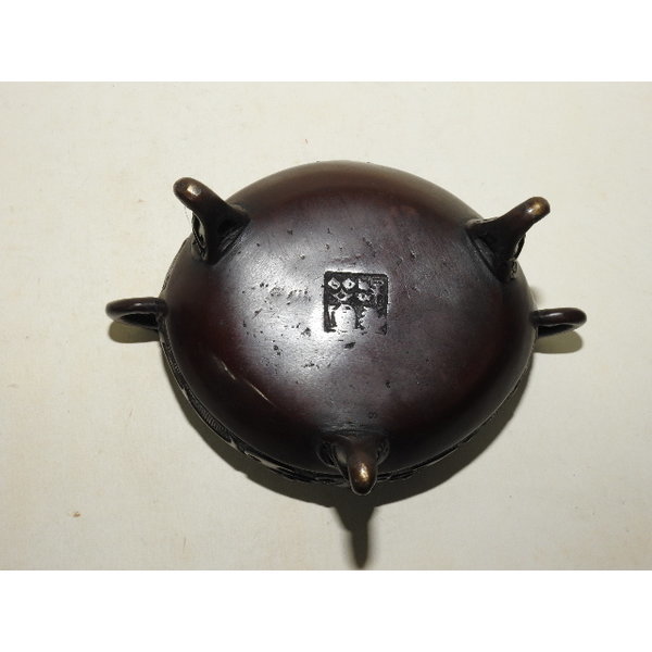 청동으로된 용형이귀 삼족향로