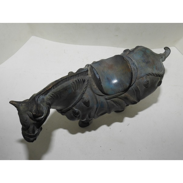 묵직한 무쇠로된 말 조각상