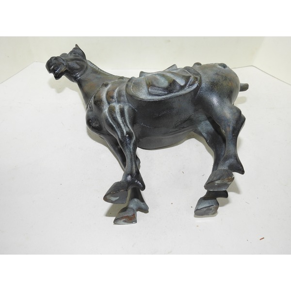 묵직한 무쇠로된 말 조각상