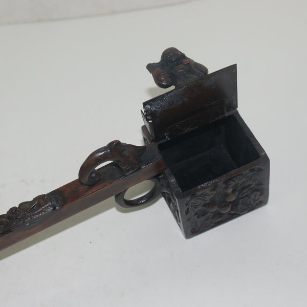 청동으로된 신선이 조각된 먹통