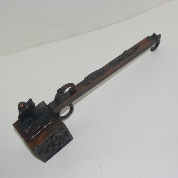 청동으로된 신선이 조각된 먹통