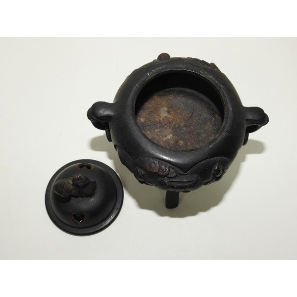 묵직한 청동으로된 해태용삼족향로