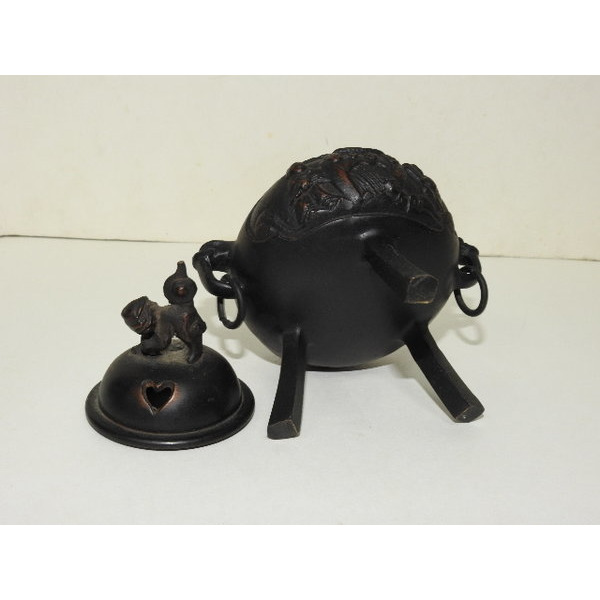 묵직한 청동으로된 해태용삼족향로