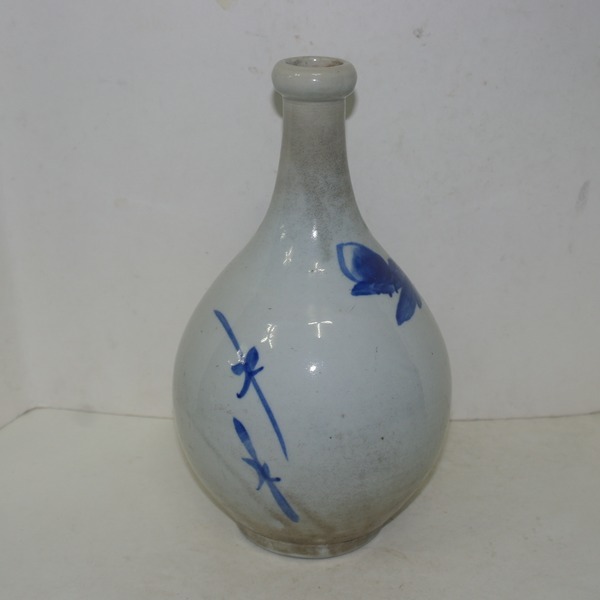 100년이상된 청화백자목단문 주병