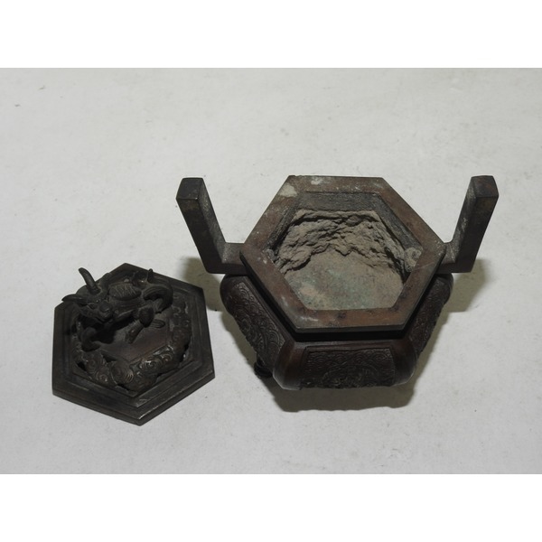 골동-청동으로된 팔각해태용 향로