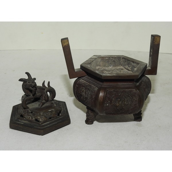 골동-청동으로된 팔각해태용 향로