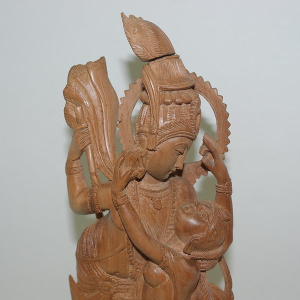 나무를 통으로 조각한 정교한 조각상