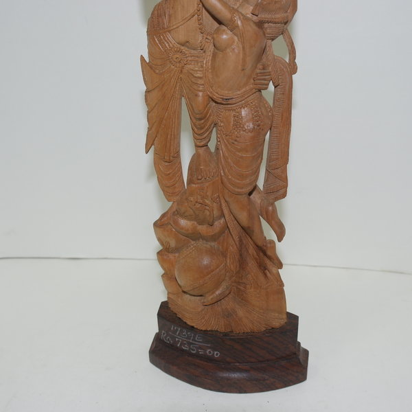 나무를 통으로 조각한 정교한 조각상