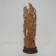 나무를 통으로 조각한 정교한 조각상