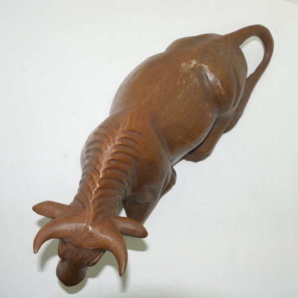 나무를 통으로 조각한 소 조각상