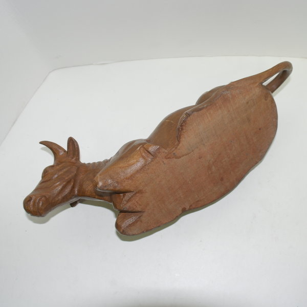 나무를 통으로 조각한 소 조각상