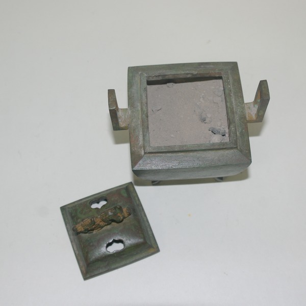 청동으로된 사족이귀 향로