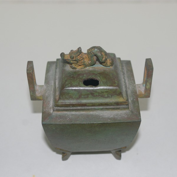 청동으로된 사족이귀 향로